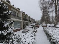 901313 Gezicht op de woningen Mereveldlaan 27-lager te De Meern (gemeente Utrecht), met besneeuwde voortuinen vanaf de ...